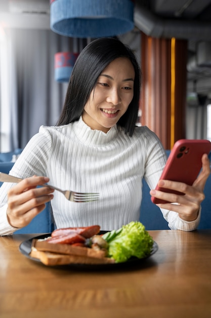 Gros plan sur l'amateur de nourriture en train de manger