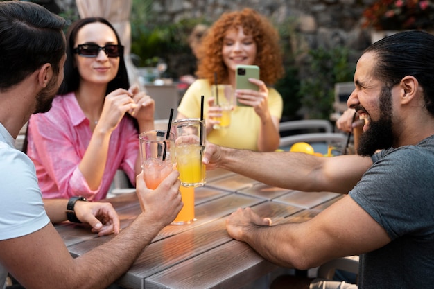 Gros plan des amis assis à table