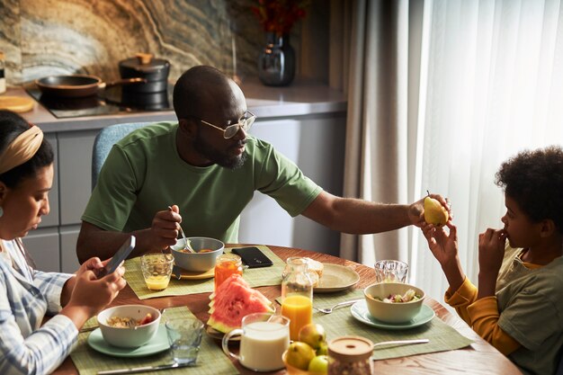 Gros plan des amis assis à table