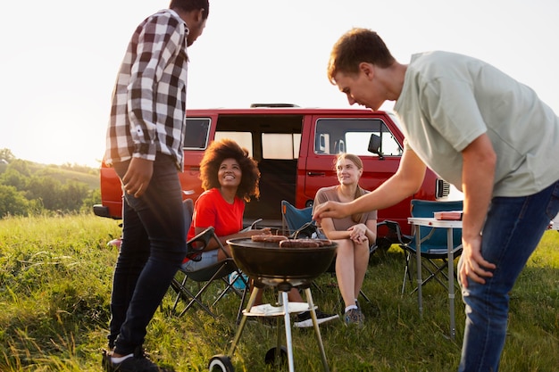 Photo gratuite gros plan d'amis faisant un barbecue