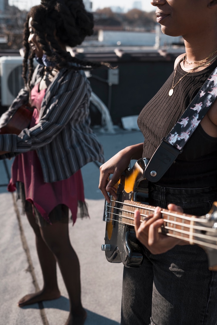 Photo gratuit gros plan sur des amis faisant de la musique