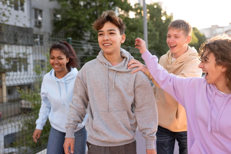 Photo gratuit gros plan des amis heureux à l'extérieur