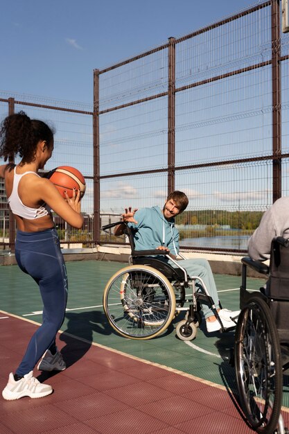 Gros plan d'amis jouant au basket