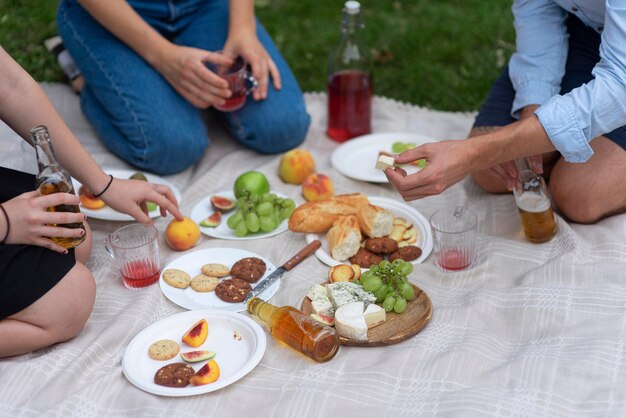 Gros plan amis manger au pique-nique