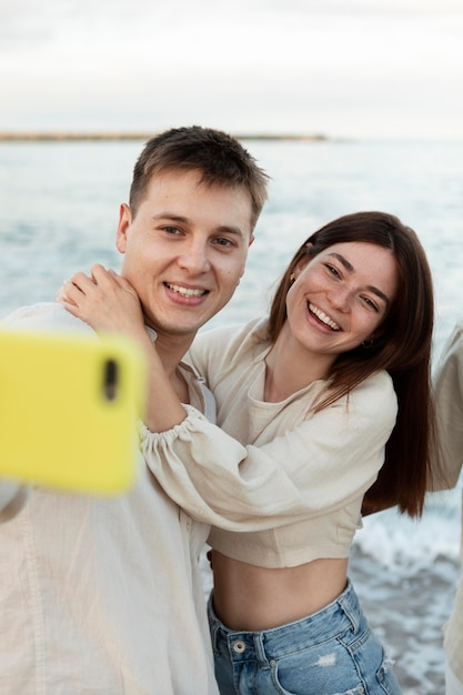 Gros plan amis prenant selfie avec smartphone