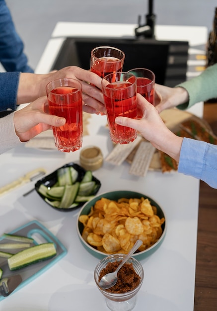 Photo gratuite gros plan sur des amis qui applaudissent à la fête