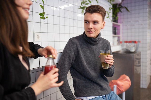 Gros plan des amis qui traînent