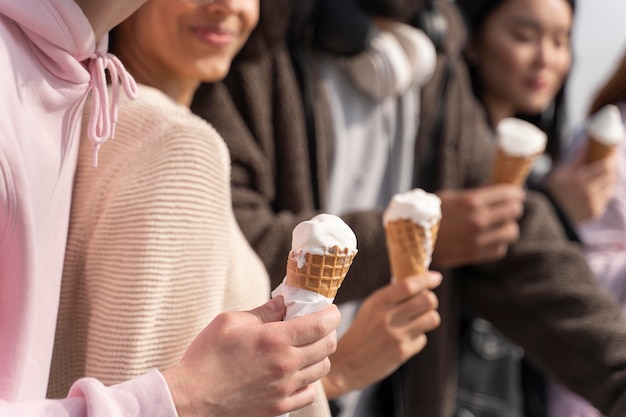 Gros plan, amis, tenue, glace