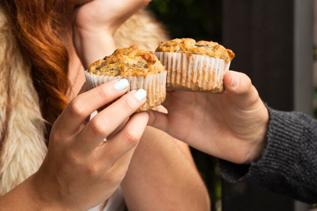 Gros plan, amis, tenue, petits gâteaux