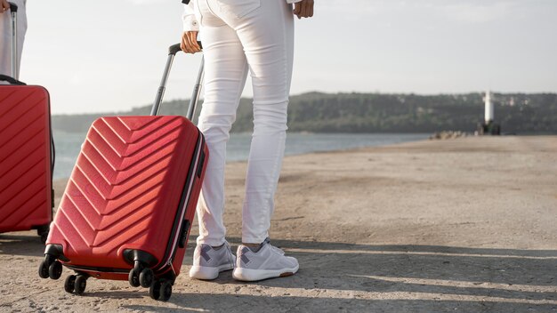 Photo gratuite gros plan d'amis voyageant avec des bagages