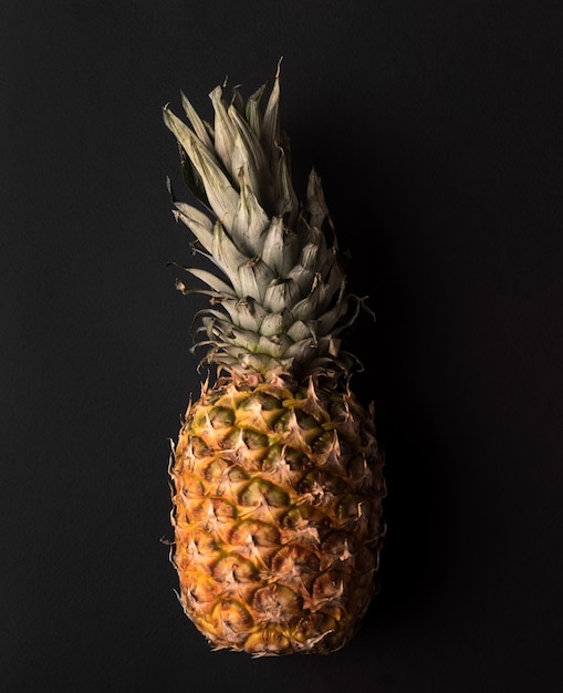 Photo gratuite gros plan d'ananas mûr isolé sur noir