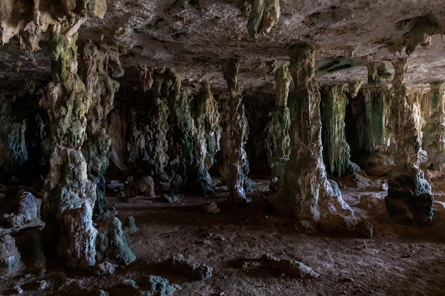 Gros plan d'une ancienne grotte pleine de mystère à Bonaire, Caraïbes