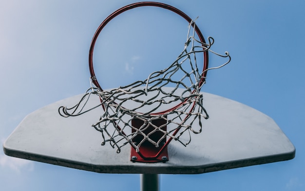 Gros plan angle faible coup d'un panier panier sur un panneau