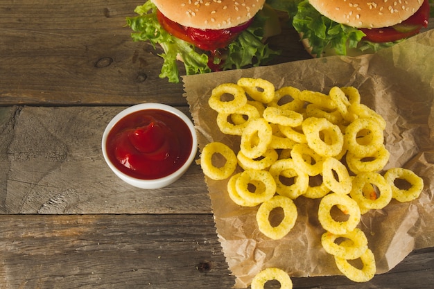 Gros plan d&#39;anneaux d&#39;oignons frits avec sauce tomate