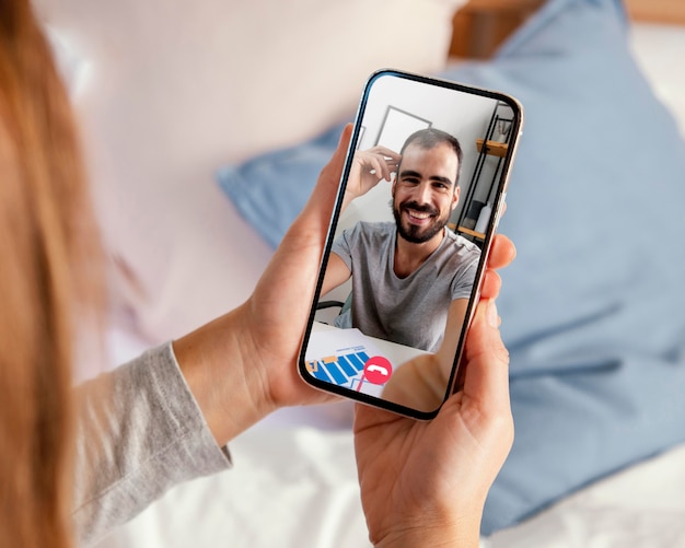 Photo gratuite gros plan appel vidéo ami sur téléphone