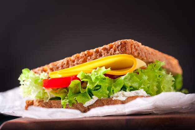 Gros plan appétissant sandwich avec de la laitue