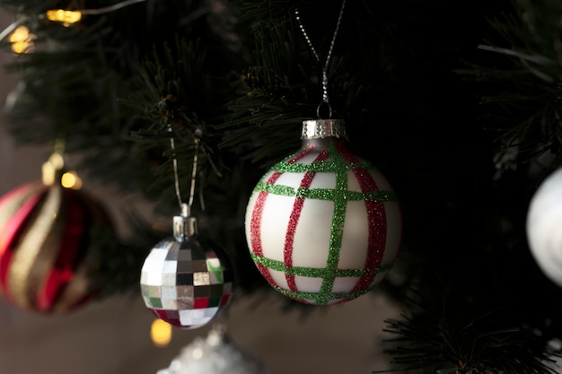 Photo gratuite gros plan sur l'arbre de noël avec des décorations