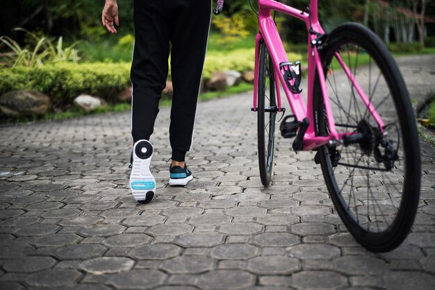 Gros plan, arrière, femme, vélo route, parc Concept santé et sport.