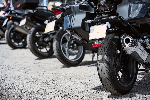 Gros plan d'articles de luxe moto: phares, amortisseur, roue, aile, virage.