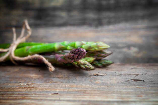 Gros plan d'asperges sur fond de bois. horizontal