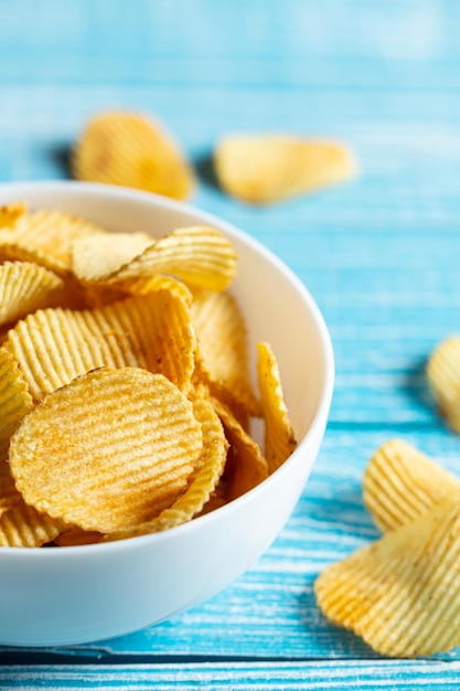 Photo gratuite gros plan sur une assiette de chips de pommes de terre sur un arrière-plan flou