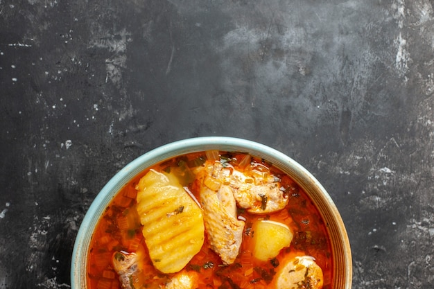 Gros plan sur une assiette avec soupe au poulet sur fond noir