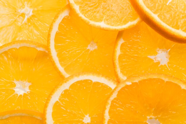 Gros plan assortiment de délicieuses tranches d'orange