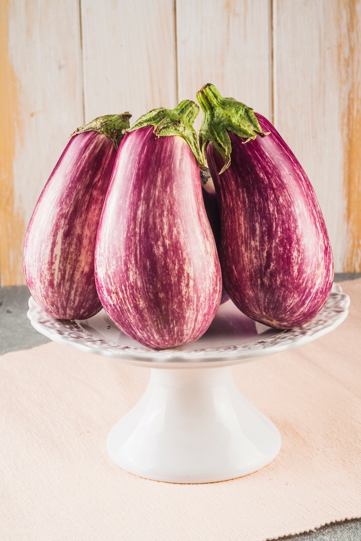 Photo gratuit gros plan, de, aubergines fraîches, disposé, sur, stand gâteau