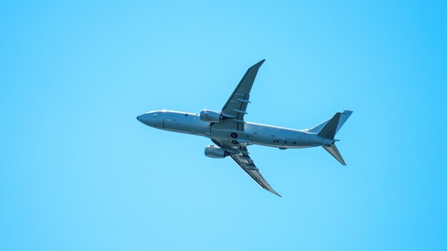 Gros plan sur avion volant dans le ciel clair