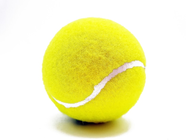Gros plan d'une balle de tennis sur une surface blanche