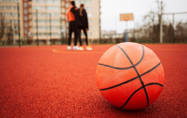 Photo gratuite gros plan d'un ballon de basket à l'extérieur