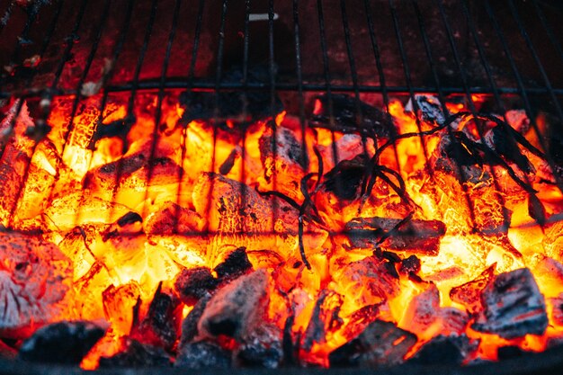 Gros plan sur un barbecue au charbon de bois brûlant