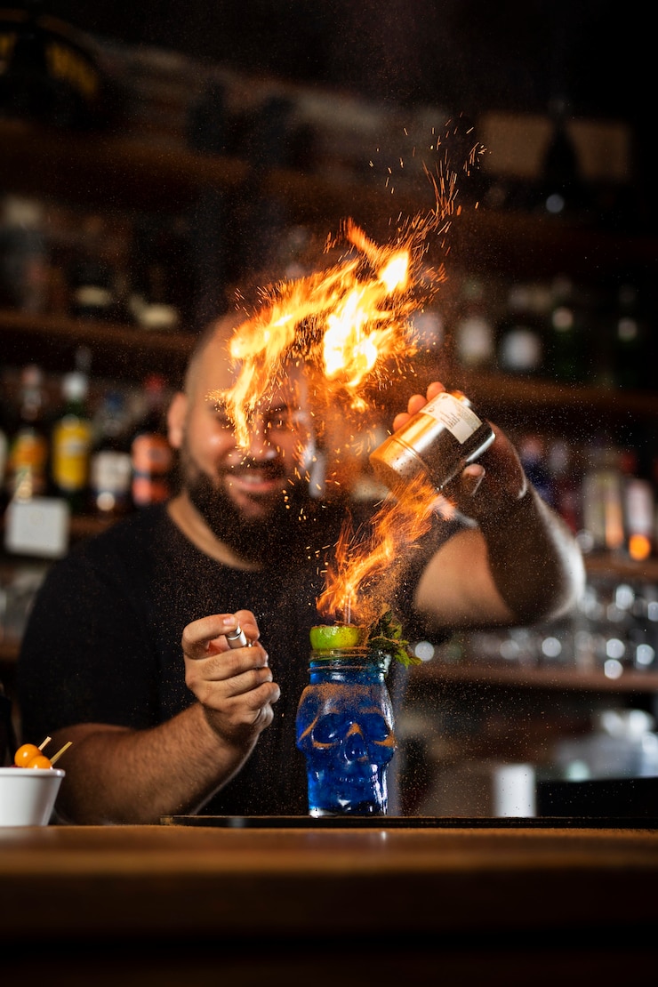 Photo gratuit gros plan sur le barman créant une délicieuse boisson