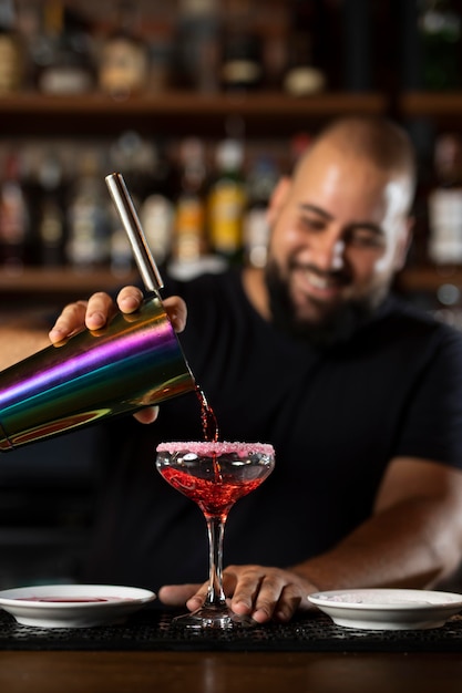 Photo gratuite gros plan sur le barman créant une délicieuse boisson