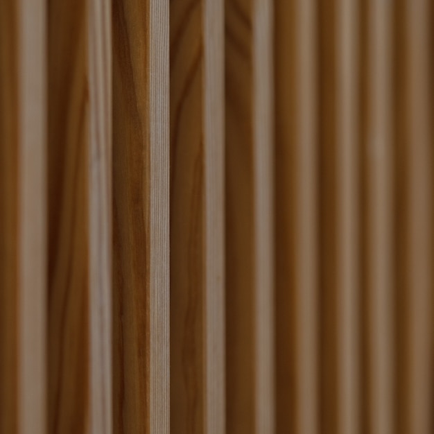 Gros plan de barres de bois verticales