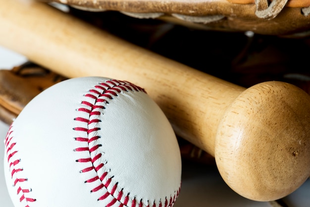 Photo gratuite gros plan de baseball et bat