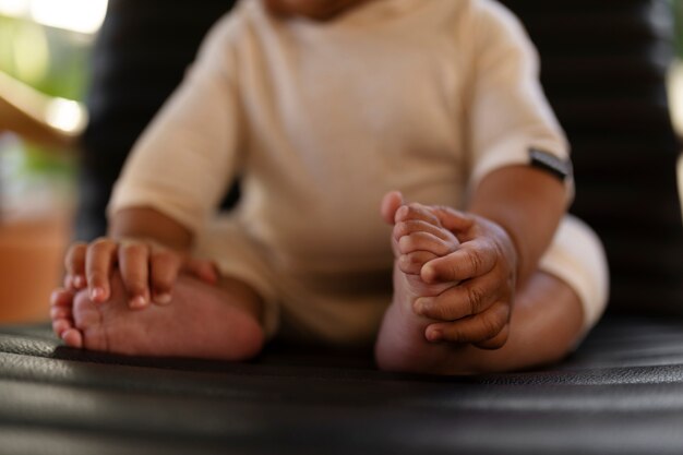 Photo gratuite gros plan sur un beau bébé noir