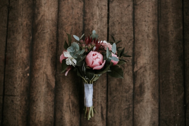 Gros plan d'un beau bouquet de fleurs sur une surface en bois