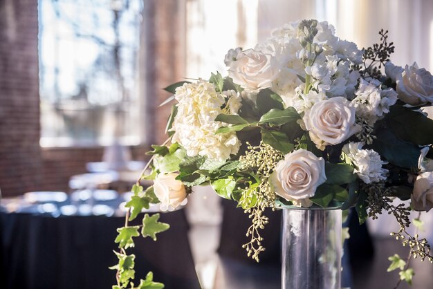 Gros plan d'un beau bouquet de mariage avec de magnifiques roses blanches