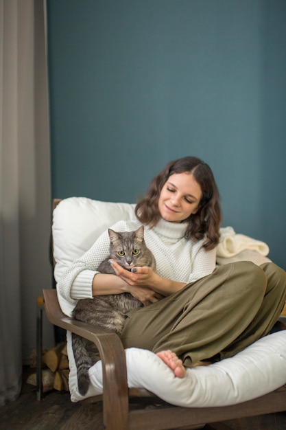 Gros plan sur un beau chat avec le propriétaire