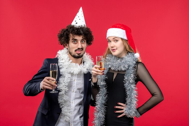 Gros plan sur un beau jeune couple portant des chapeaux de père Noël isolés