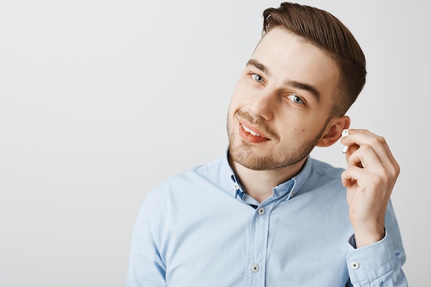 Gros plan, de, beau, jeune homme, décollage, écouteurs, écouter ce que vous dites