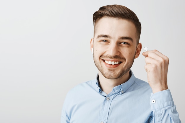 Gros plan, de, beau, jeune homme, décollage, écouteurs, écouter ce que vous dites