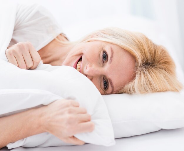 Gros plan, beau, mûrir, femme, sourire