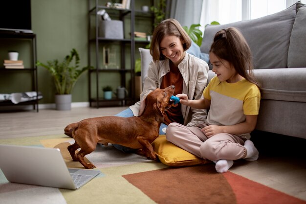 Gros plan sur un beau teckel passant du temps avec sa famille