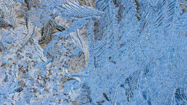 Gros plan de beaux motifs de gel et de textures sur un verre