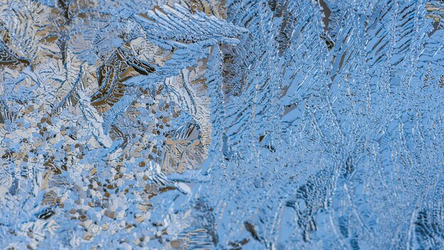 Gros plan de beaux motifs de gel et de textures sur un verre