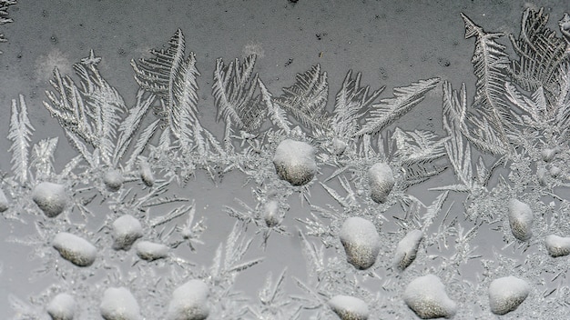 Gros plan de beaux motifs de gel et de textures sur un verre