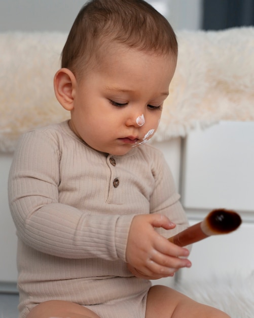 Photo gratuite un gros plan sur le bébé mignon