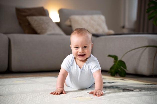 Photo gratuite gros plan sur bébé rampant et apprenant à marcher